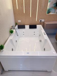 Luxury Jacuzzi Studio -Couple Friendly- Noida