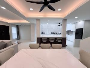 Marble Manor - Elegant Landed house