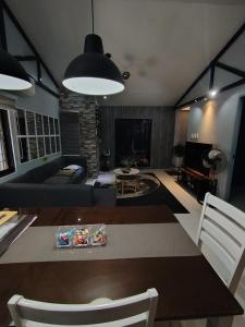 Lax Uno 2 bedroom home with Parking, Wi-Fi, NetFlix and Airconditioned Rooms and Shower Heater