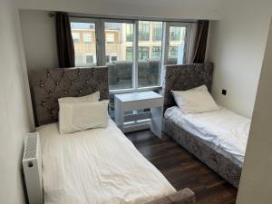 Central 2 Bedroom Penthouse by Hyde Park