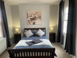 Stylish Townhouse in Leamington with parking