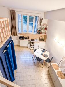 Large practical studio with parking in front of the entrance