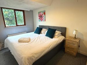 Big 6 bedroom house in Biddenham with 3 bathrooms