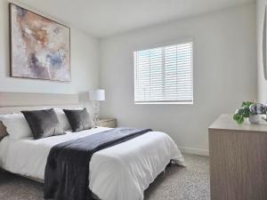 Luxury 4Bed 3Bath Roseville Home near Sports Complex and Galleria Mall