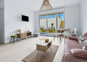 Appartement lumineux RDC avec jardin et piscine