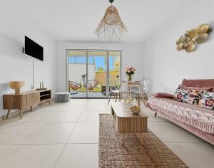 Appartement lumineux RDC avec jardin et piscine