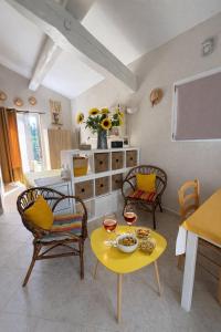 Studio cosy avec terrasse, piscine Centre St-Rémy