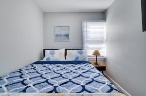 2BR Apt Near EWR & NYC • Workspace + Parking