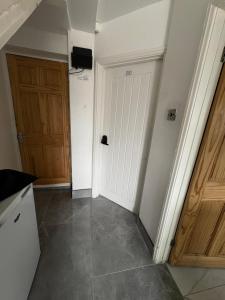 Luton Retreat - Modern 2 Bedroom Studio Near Town Centre, Station and Airport