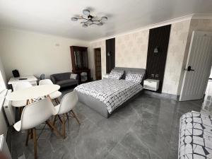 Luton Retreat - Modern 2 Bedroom Studio Near Town Centre, Station and Airport