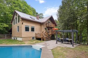 Modern Cottage Laurentians Private Pool & Nature