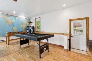 Modern Cottage Laurentians Private Pool & Nature