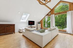 Modern Cottage Laurentians Private Pool & Nature