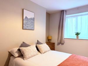 3BR Home for Contractors with Garden & Street Parking