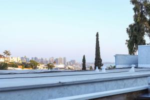 The Hillside Hideaway Mid Century Big Terrace