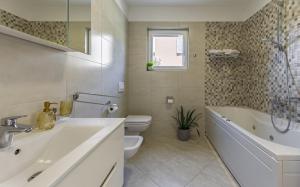 Lotus Elite Estate Pula