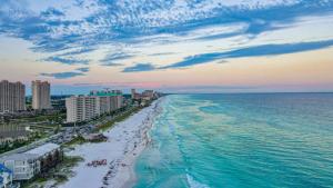 Stunning 4BD Jacuzzi - 4 Min To Beach Panama City