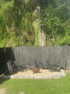 Tiny Home in Town-Hot Tub - Privacy Fence - Fire Pit - Kids Play Area & 15 minutes to the Bogue Chitto State Park