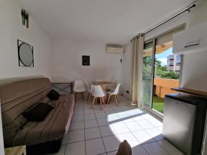 Studio cabine avec terrasse - port et plage