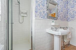 Hyped Properties Stylish 4BR Home Best For Groups & Business Stays Near Centre & Golf with Parking