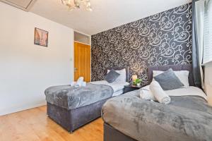 Hyped Properties Stylish 4BR Home Best For Groups & Business Stays Near Centre & Golf with Parking