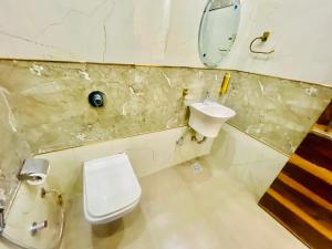 Hotel Embassy - 250 Mtrs Near Golden Temple