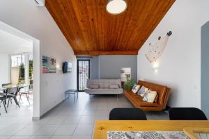 Villa Yuka - Pool and Oura Beach