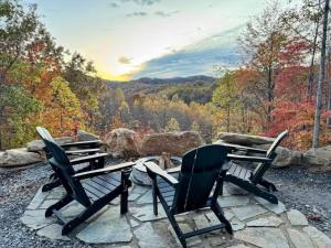 Sunset Mountain Lodge - Catawba Falls Retreat, Views, Hot Tub and Game Room