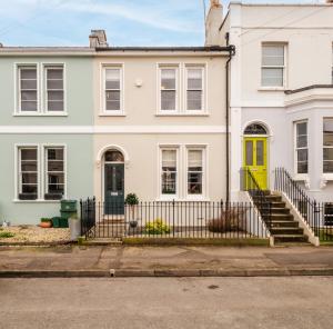 Stunning 2 Bed Townhouse with Patio