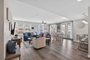 NEW Updated Oceanfront Sanctuary, Sand and Sea