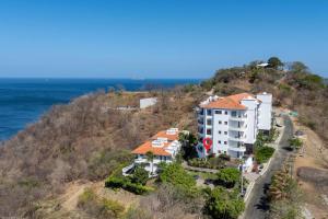 2BR, Luxury Escape with Pool, Balcony and Views