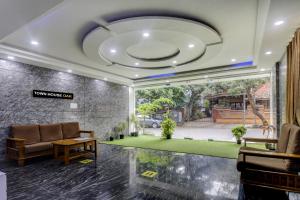 Townhouse OAK SRK White Inn Near Ragigudda Sri Prasanna Anjaneyaswamy Temple