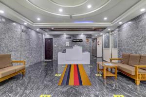 Townhouse OAK SRK White Inn Near Ragigudda Sri Prasanna Anjaneyaswamy Temple