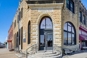 Historic Apartment in Chapman! Walkable Getaway