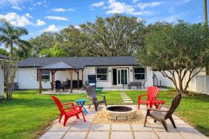Newly Renovated Lakefront Retreat Dock Kayaks and Firepit