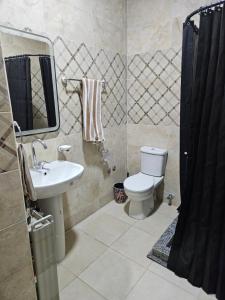 Quiet Apartment for 4, Pool View Balcony, 3 Min from Beach