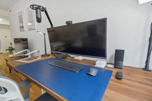 Chelsea 1 BR w Work Setupby Anyplace - 11435