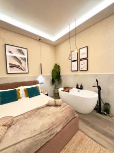 Falco Deluxe Home - With Freestanding Bath