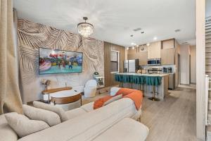 Bright Hub Townhome Near Attractions