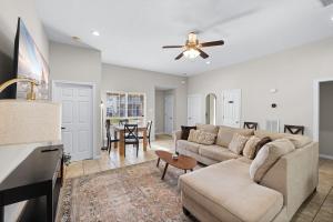 Spacious 2BR House, Steps from A&M - King - Patio