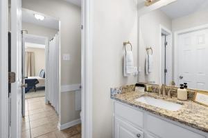 Spacious 2BR House, Steps from A&M - King - Patio