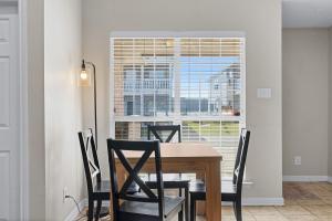 Spacious 2BR House, Steps from A&M - King - Patio