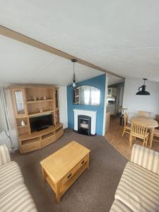 Lovely 6 Berth Caravan At St Osyth Beach, Near Clacton-On-Sea Ref 28021Gc