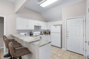 Spacious 2BR House, Steps from A&M - King - Patio