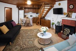 Archontiko Kastellia - Stone Guesthouse with Fireplace and Mountain View