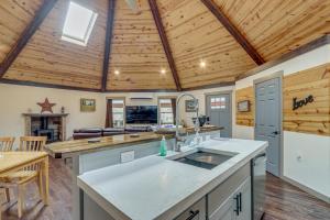 Pond On-Site! Couples Escape 7 Mi to Hiwassee Lake