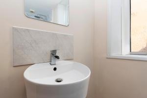 Gateshead 2BR Home - Near Town & Metro Access