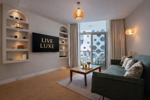 1BR Canal-Front Balcony with Burj Khalifa View - Live Luxe Dubai