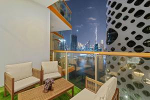 1BR Canal-Front Balcony with Burj Khalifa View - Live Luxe Dubai