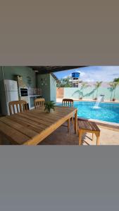 Casa de 4 quartos com piscina e churrasqueira